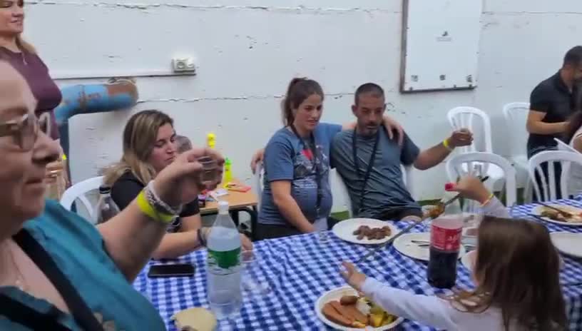 השף אסף גרניט עם משפחת קוניו (צילום יחצ)
