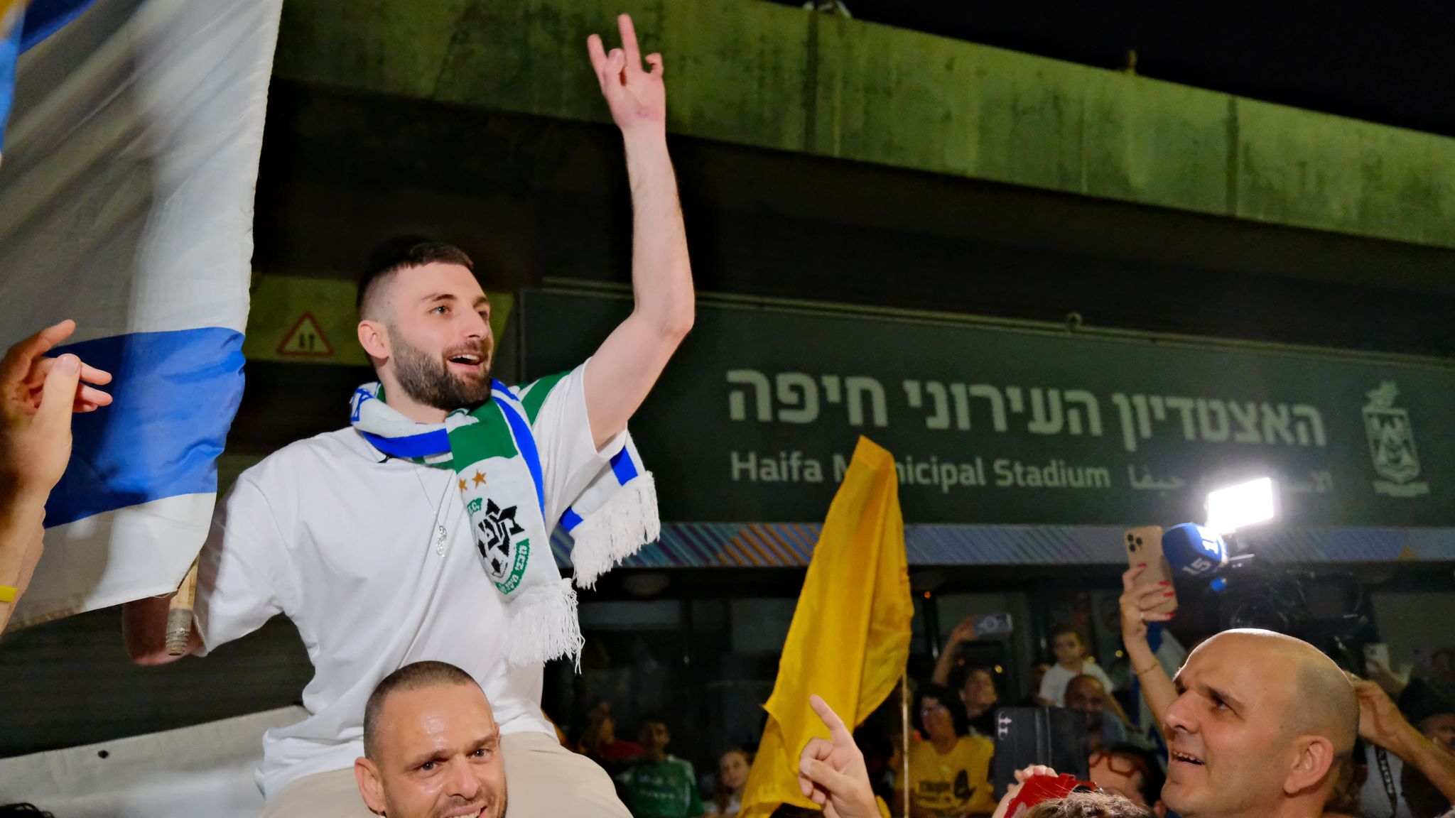 שורד השבי חזר לביתו והתקבל בתשואות בידי אוהדי מכבי חיפה. צפו