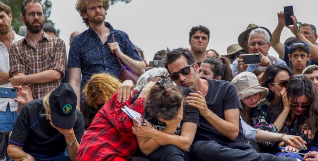 שבוע לפטירתו של יהונתן גפן: אביב בנו באמירת קדיש