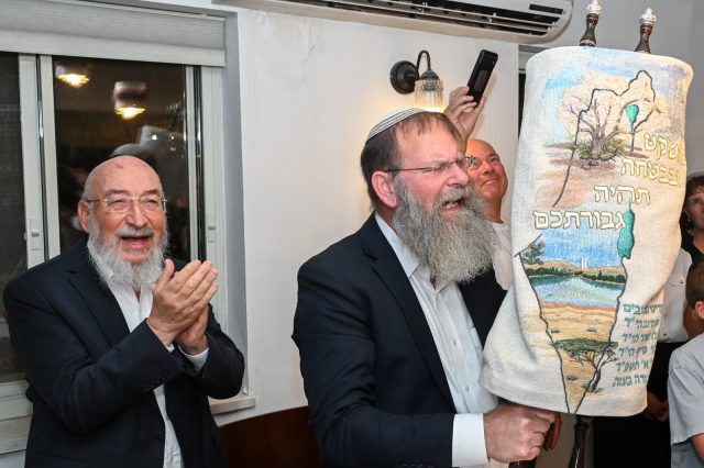 מרגש: תלמידי הישיבה הקדישו ספר תורה לזכר מפקדיהם שנפלו