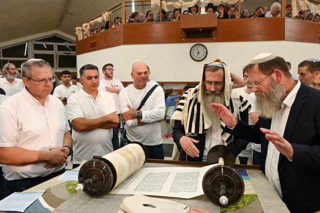 מרגש: תלמידי הישיבה הקדישו ספר תורה לזכר מפקדיהם שנפלו