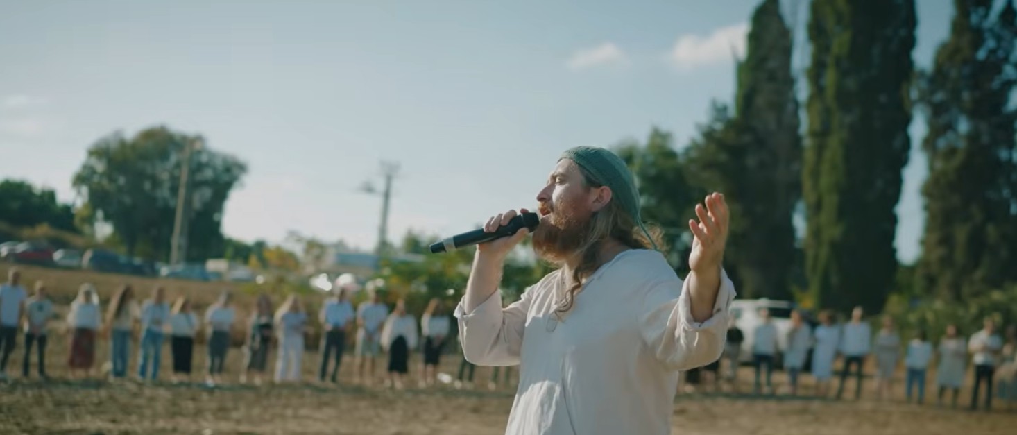 צפו: שירת המונים של יה אכסוף סביב קברה של תפארת לפידות