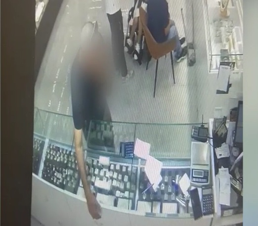 תיעוד: מוציא צמיד מהמגירה ושם בכיס – נעצר גנב תכשיטים מאשדוד