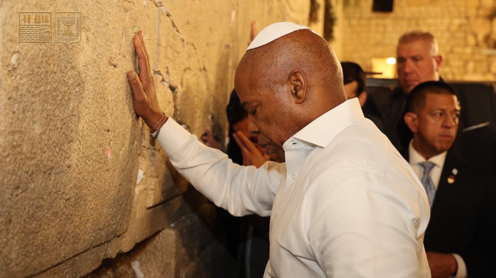 לפני סיום כהונתו: ראש עיריית ניו יורק היוצא ביקר בכותל | צפו