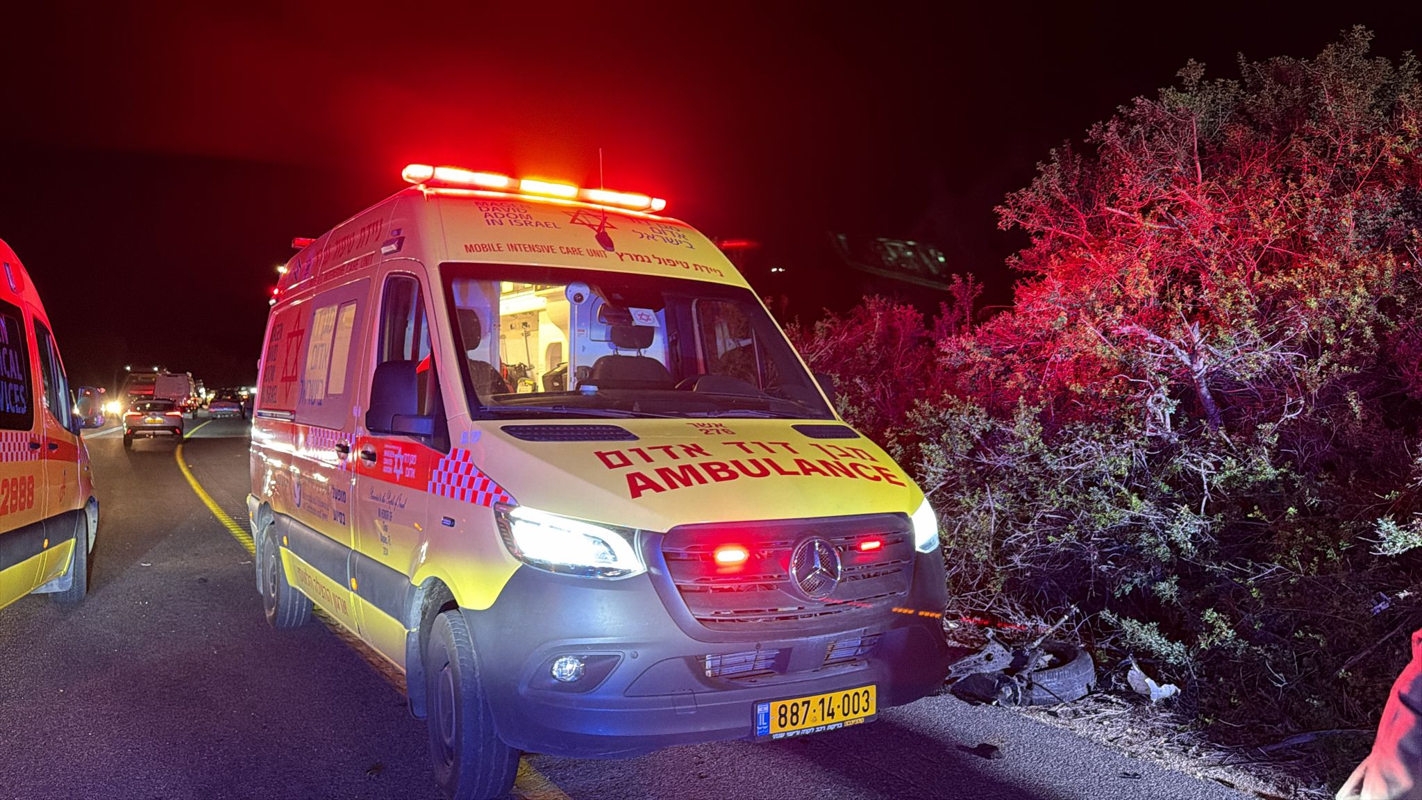 תאונת דרכים חריגה באשקלון: צעיר נפצע בינוני לאחר שהתנגש בעץ