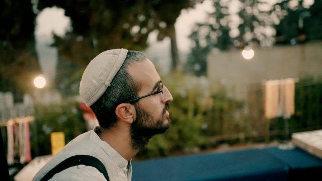 שירי ההודאה מקבלים נשמה חדשה: חגי משען בקליפ מרומם ומצמרר