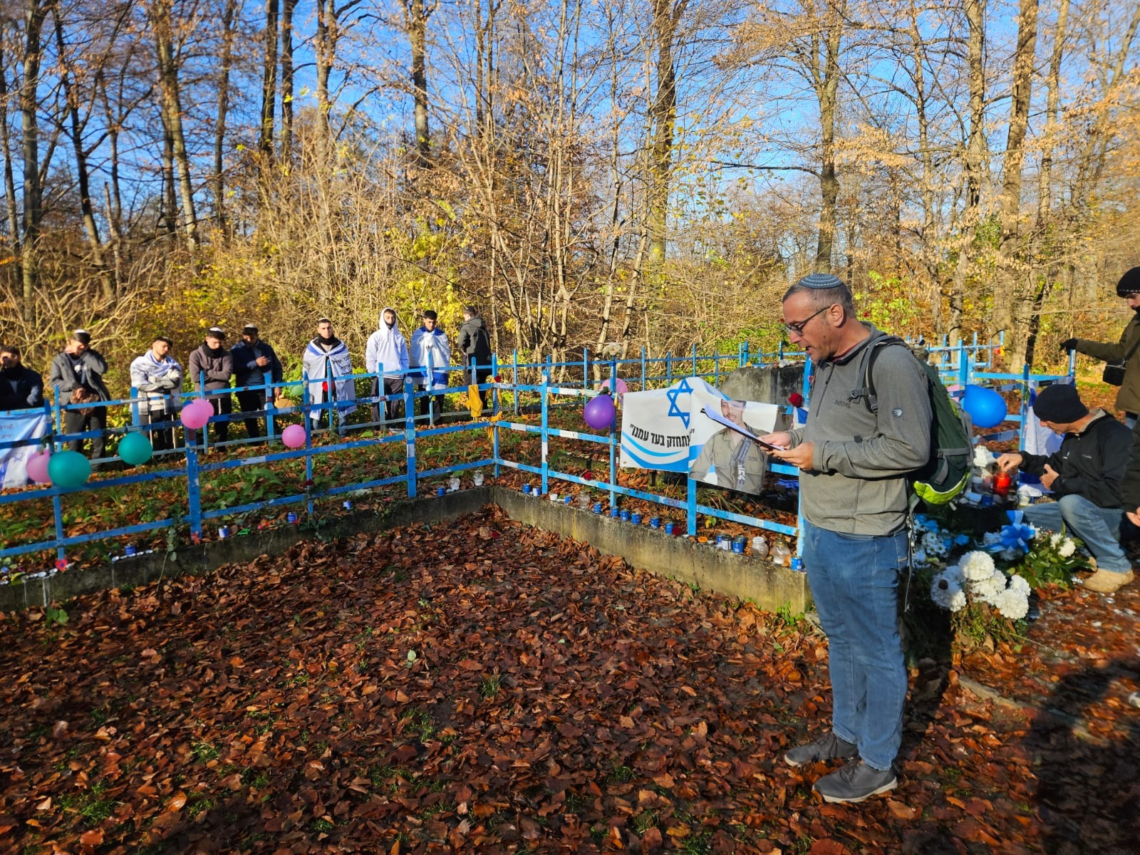 עפר מחומש על קברי הילדים: רגע מצמרר במסע לפולין