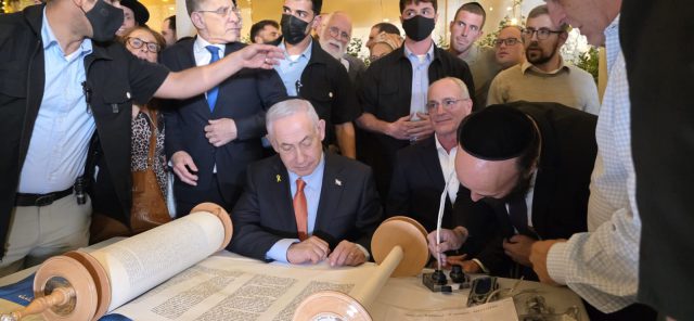 רגעי נצח ודמעות: הוכנס ספר תורה לזכר רס"ן משה לייטר הי"ד