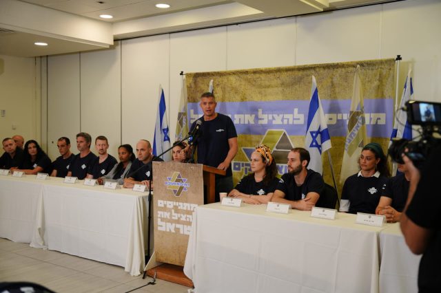 יועז הנדל מציג את המפלגה החדשה |