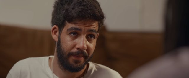 אמיתי דאר בתור רביד פלוטניק (צילום מתוך הסרט ביוטיוב)