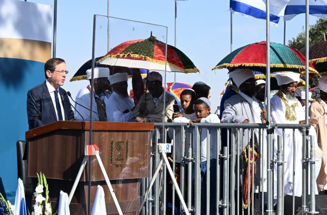 בטקס לחג הסיגד: הרצוג נפגש עם משפחתה של היימנוט קסאו | צפו