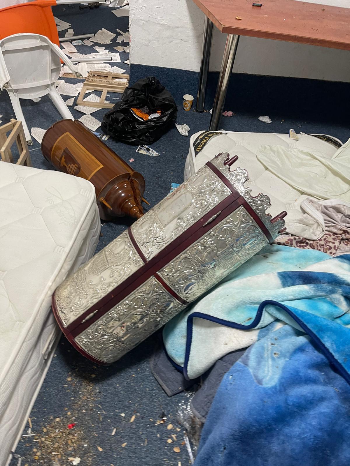אחרי יותר משבוע: נעצר חשוד בהשחתת ספרי תורה בבית כנסת