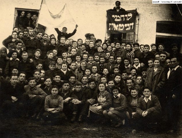 בתמונה (1946) חברי תנועת דרור במחנה העקורים לנדסברג שחלקם נימנו לימים עם מייסדי קיבוץ לוחמי הגטאות בישראל. (בלה"ג)