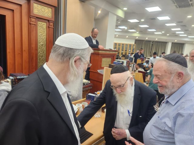 מימין: צבי סמואל, מנהל הישיבה, הרב מאיר שלזינגר, מייסד הישיבה והרב גדעון בנימין