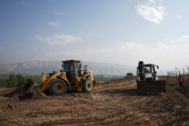 צפו בתיעוד: החלו העבודות להקמת המכשול בגבול ירדן