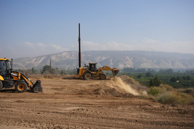 צפו בתיעוד: החלו העבודות להקמת המכשול בגבול ירדן