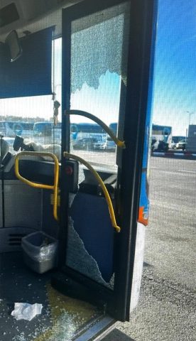תיעוד מטריד מירושלים: תקיפה אלימה נגד נהג אוטובוס וידויי אבן