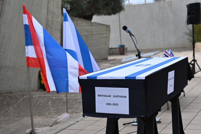 חוזר הביתה: ארונו של סודתיסאק רינתלאק מוטסת לתאילנד