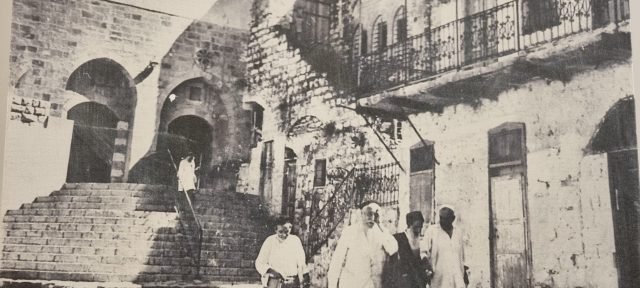 חצר היהודים, תמונה המוצבת בבית כנסת חב"ד בעיר העתיקה