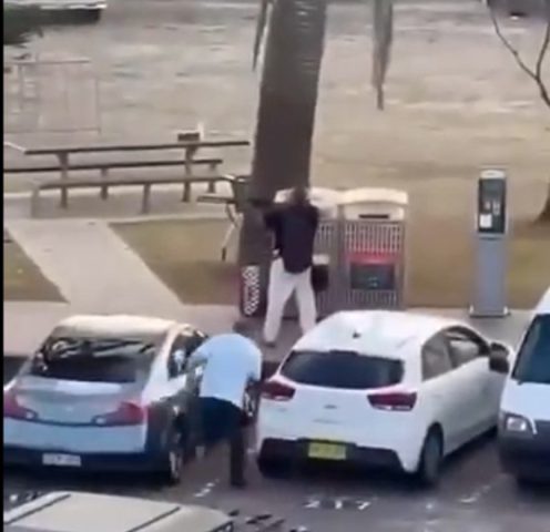 מגיח מאחורי המכונית לנטרל את המחבל