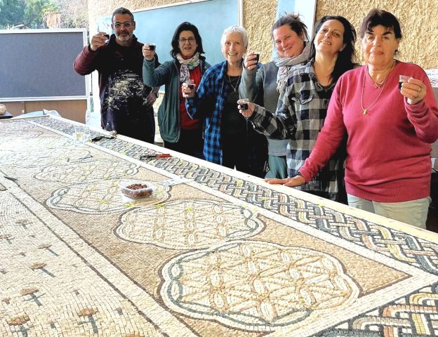האומן קובי שחר עם קבוצת אומניות מהערבה (באדיבות פרויקט מוזאיקה לשלום)