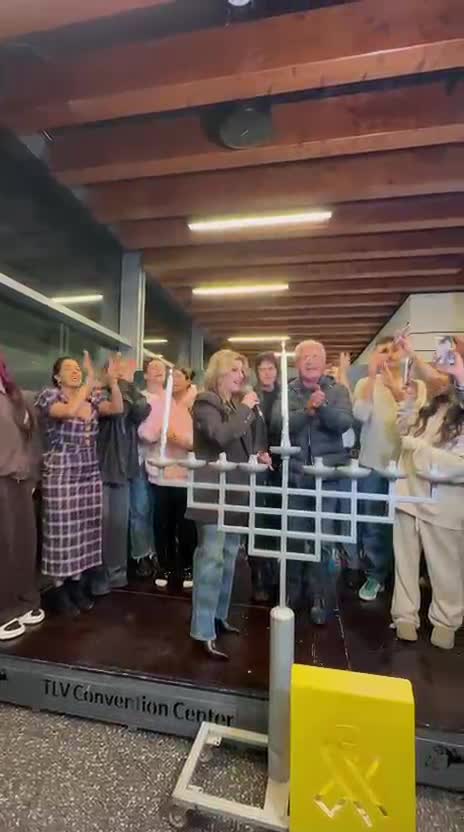 כוכבי הפסטיגל בהדלקת נרות חנוכה (צילום יח"צ)