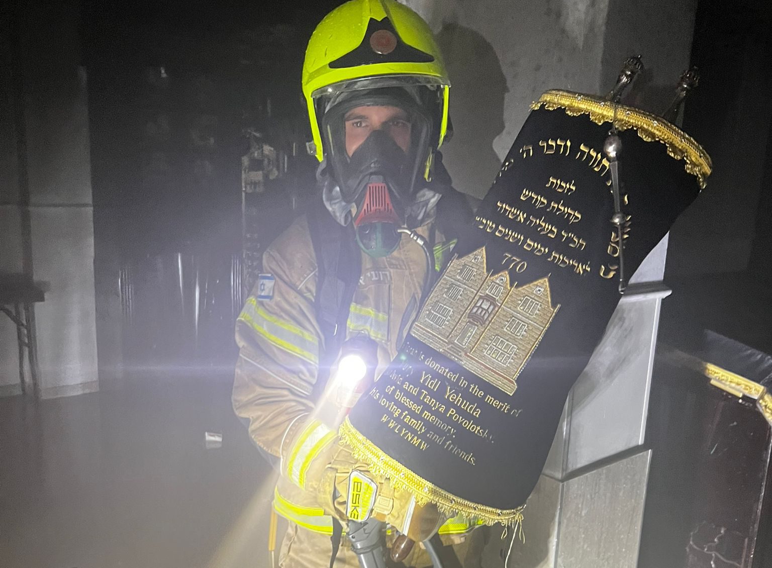 שריפה בבית כנסת באשדוד: לוחמי אש חילצו ספרי תורה
