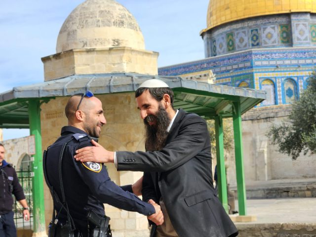 הרב אלישע וולפסון יחד עם מפקד הר הבית הקצין גיא טל |