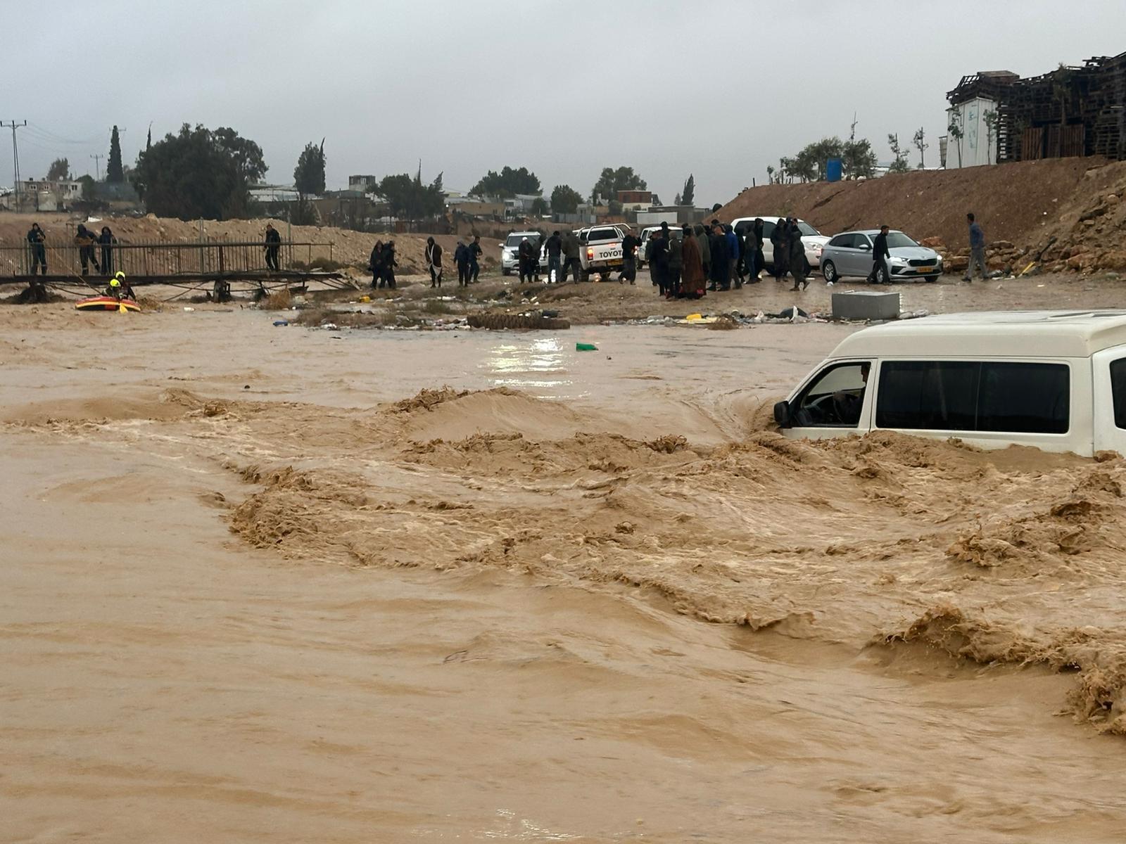 הצפות קשות בעקבות מזג האוויר: תיעוד דרמטי מחילוץ משפחה בדרום