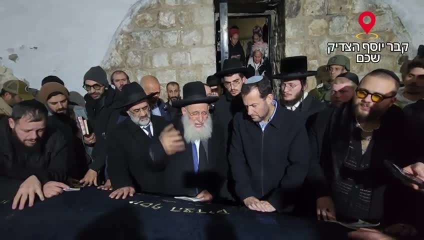 ראש מועצת שומרון עם הרב אלבז והזמר אליאב זוהר בקבר יוסף