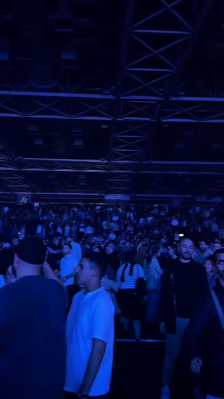 הזמרים בביצוע לשיר "רק בגלל הרוח"