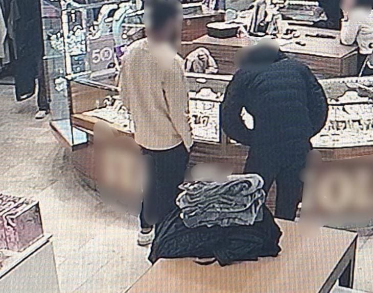 תיעוד: מבקש לראות תכשיט בקניון בכרמיאל – לוקח ונמלט מהמקום