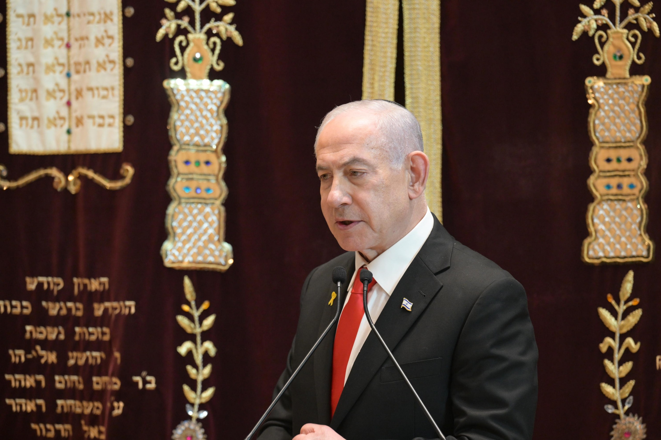 מבמת בית הכנסת: נתניהו קורא ליהודי ארה"ב "הרימו ראש"