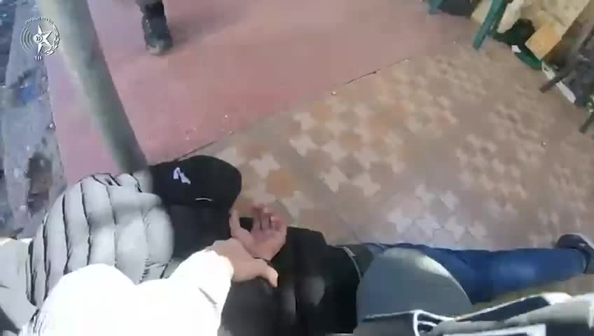 הורדת ילדה בגדר ההפרדה