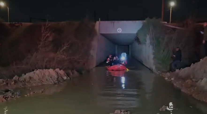 תיעוד: חילוץ 3 בני אדם בסירה שרכבם נסחף בנחל בכביש 1