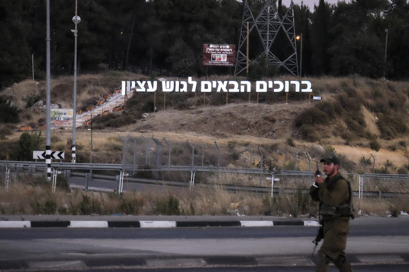 גוש עציון: משאית שהגיעה לפנות את המסוק התנגשה בשער היישוב