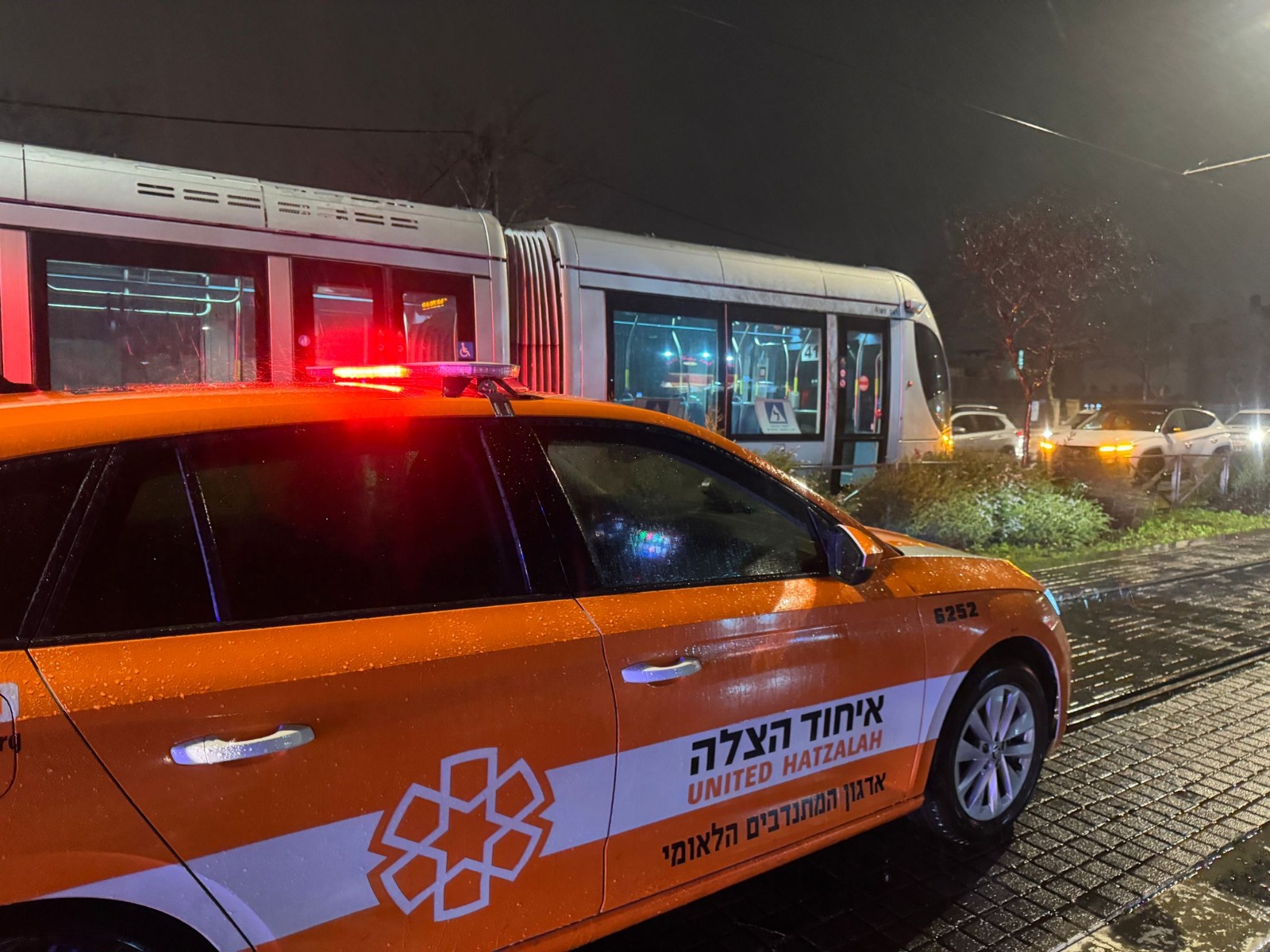 הרכבת הקלה הושבתה בעקבות תאונת דרכים: פצוע קשה פונה לביה"ח