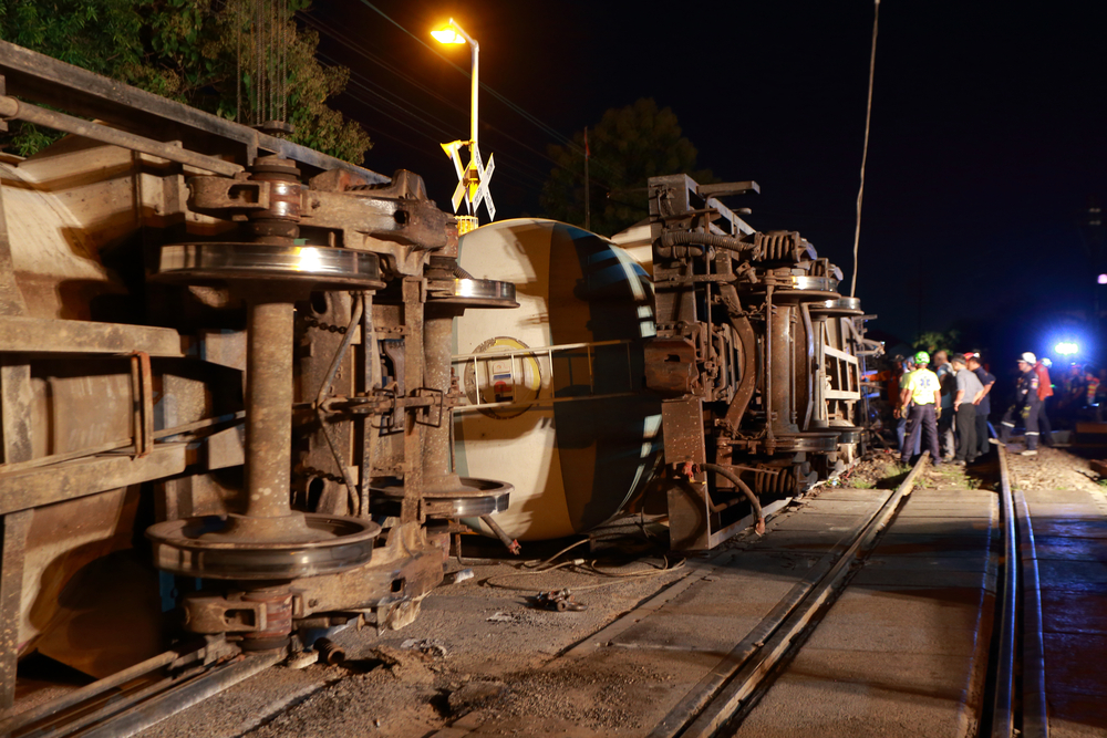 אסון בתאילנד: מנוף קרס על רכבת, לפחות 252 נהרגו