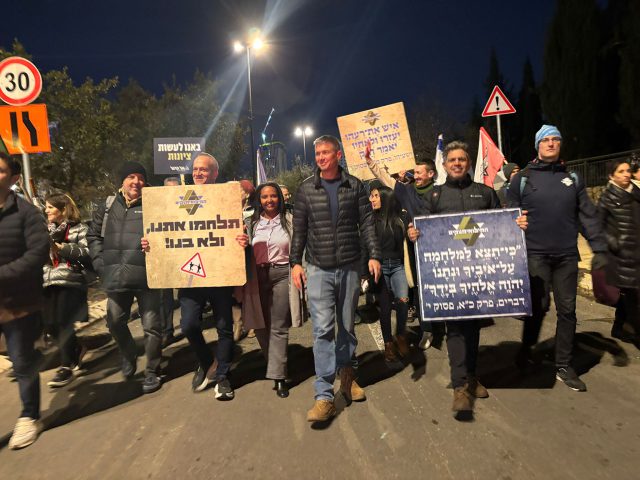 בנט ולפיד בצעדה הלאומית למען הגיוס: "בכנסת מארגנים השתמטות"