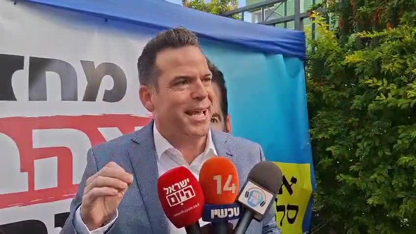 אבי סלמה מצביע (צילום: מטה אבי סלמה)