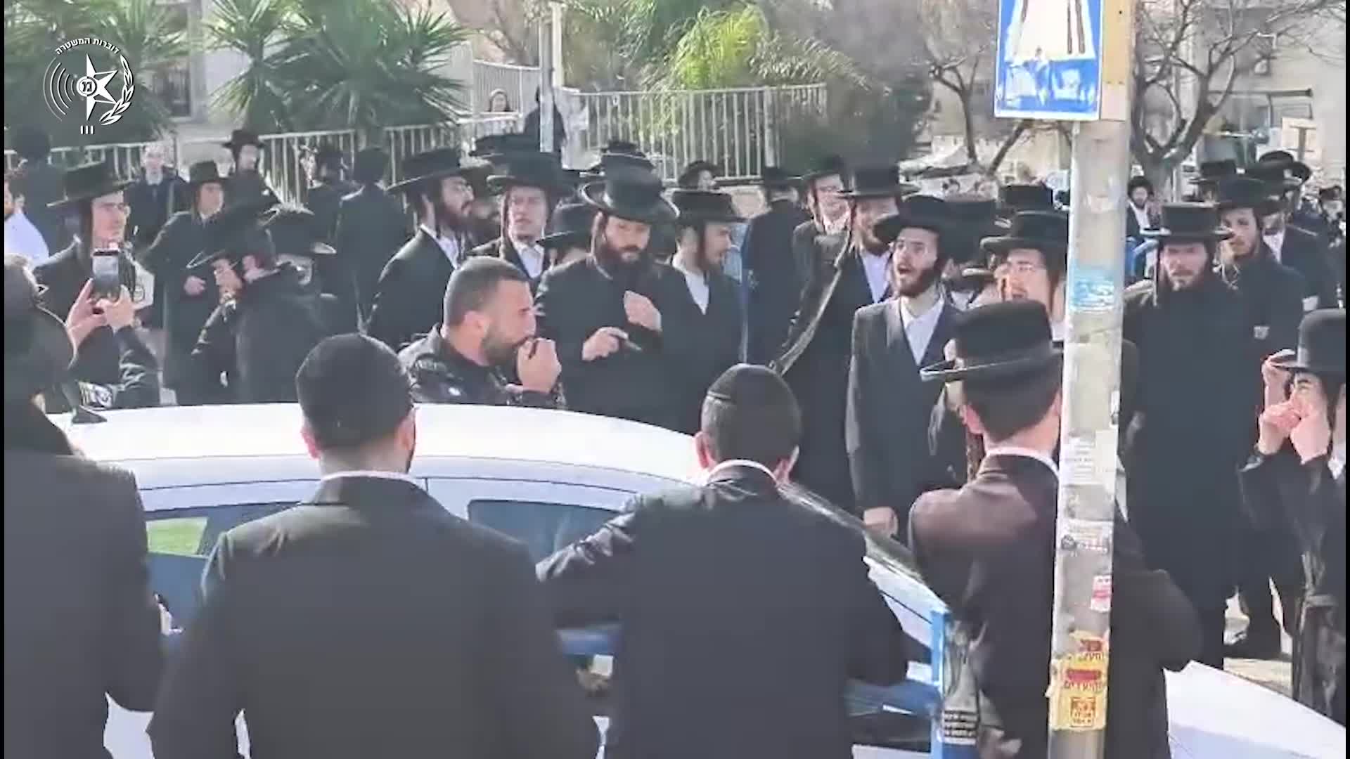 עשרות חרדים מתפרעים בירושלים במחאה נגד נתיחת גופות הפעוטות