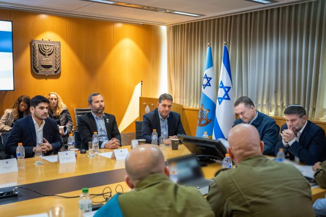 ראשי הרשויות בפגישה עם שר הביטחון |
