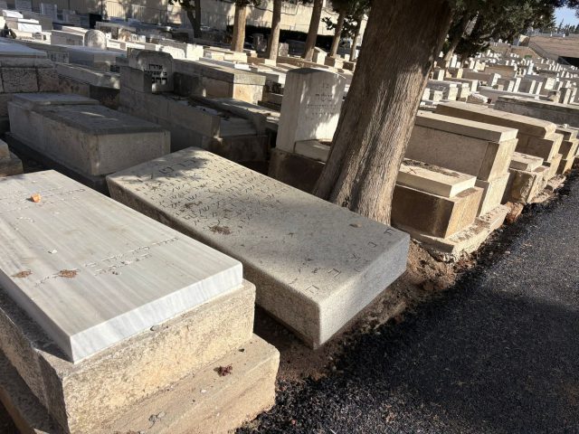 קברים בבית הקברות סנהדריה |