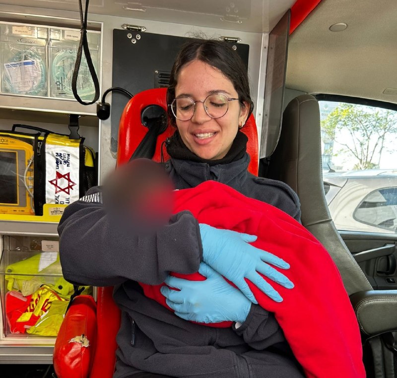 בהלה בחדרה: תינוק נמצא נטוש בחדר מדרגות