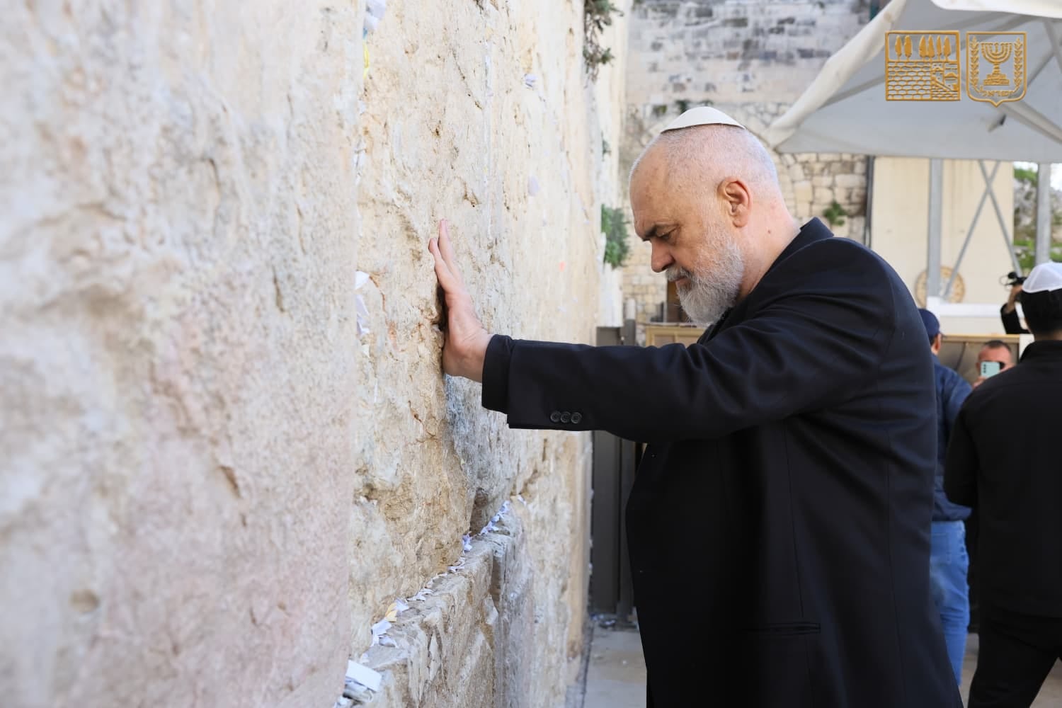 ראש ממשלת אלבניה ביקר בכותל: "חוויה ייחודית לעמוד כאן"