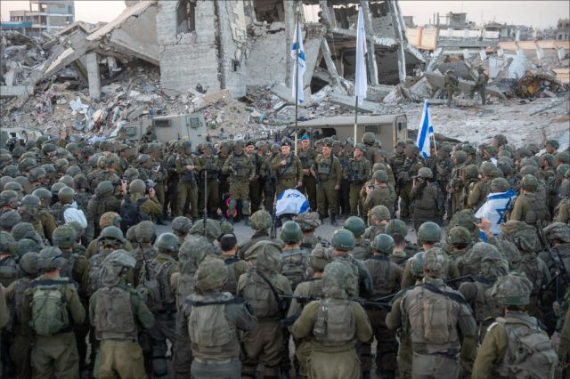 הרמטכ"ל ליד גופתו של רן גאוילי | צילום דובר צה"ל