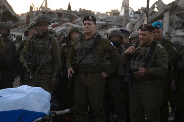 הרמטכ"ל ליד גופתו של רן גאוילי | צילום דובר צה"ל