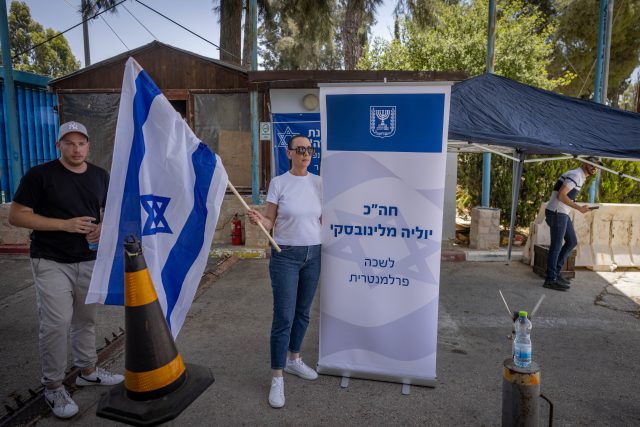ח"כ מלינובסקי במהלך המאבק לסגירת משרדי אונר"א בירושלים