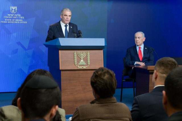 גל הירש במסיבת העיתונאים |
