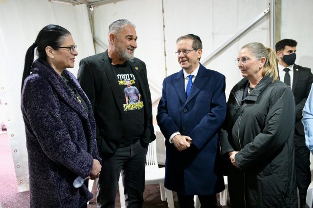 הרצוג ובני המשפחה